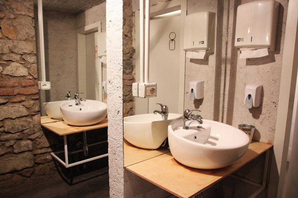 Destil Hostel Tirana Extérieur photo