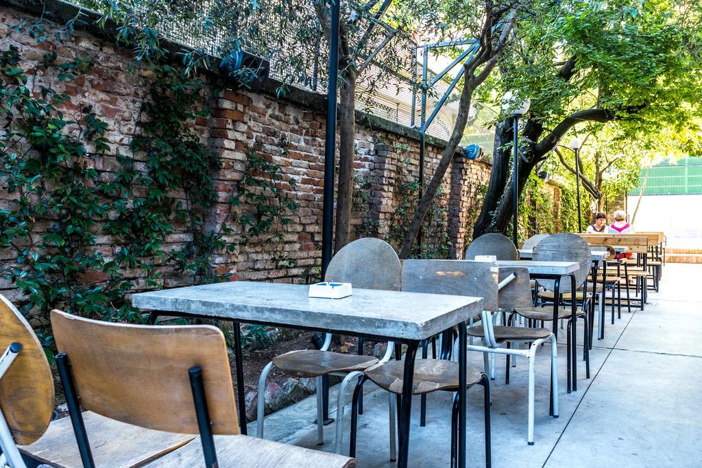 Destil Hostel Tirana Extérieur photo