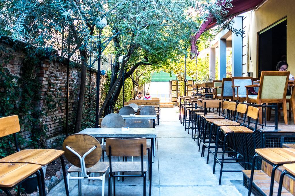 Destil Hostel Tirana Extérieur photo