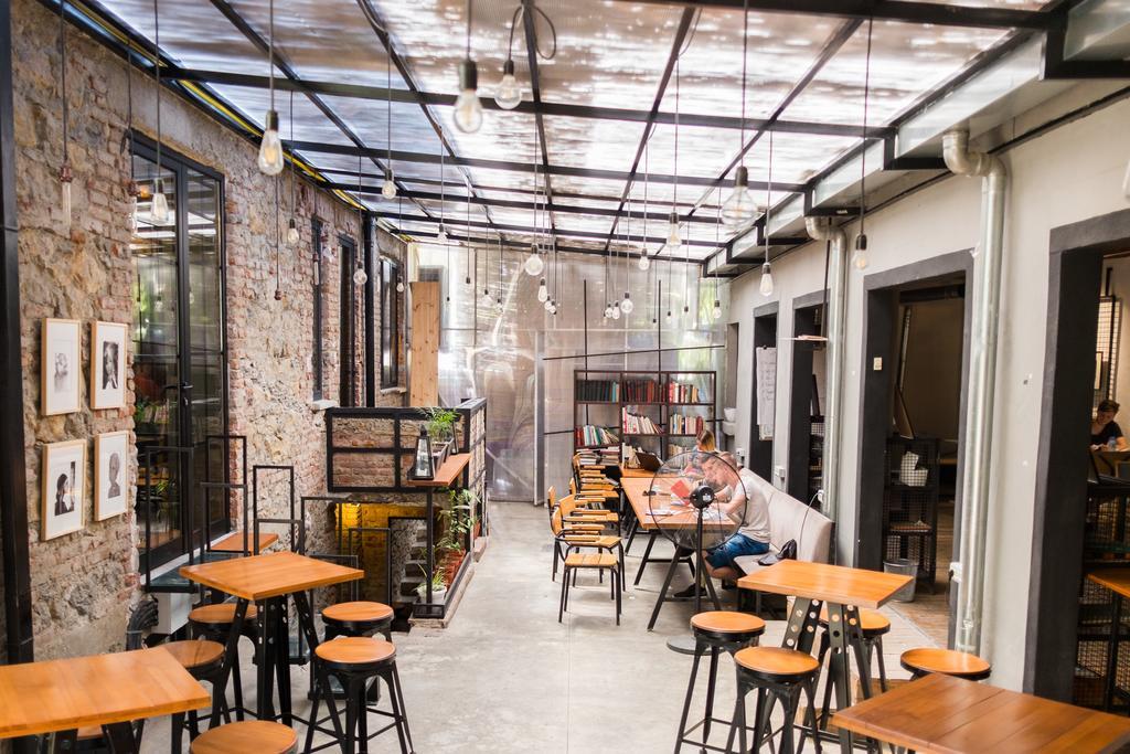 Destil Hostel Tirana Extérieur photo