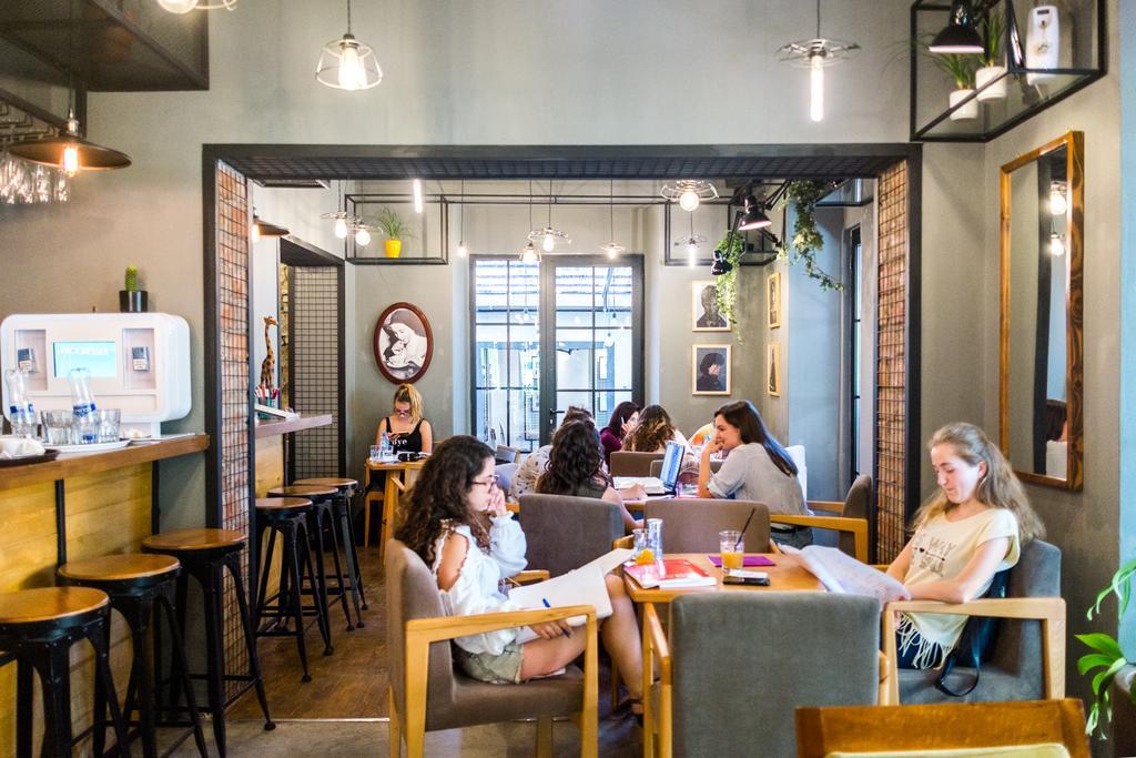 Destil Hostel Tirana Extérieur photo