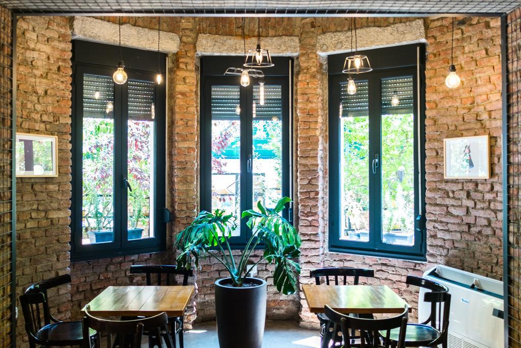 Destil Hostel Tirana Extérieur photo